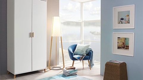 een kamer met een blauwe stoel en een staande lamp