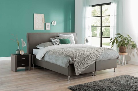 een bed in een kamer