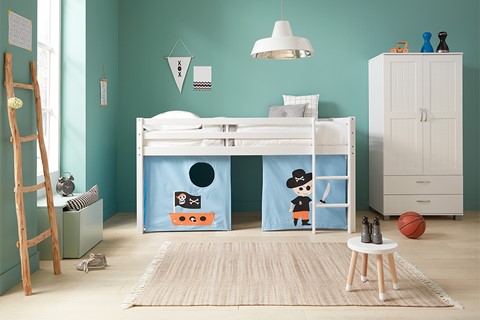een kamer met een bed en een kleed