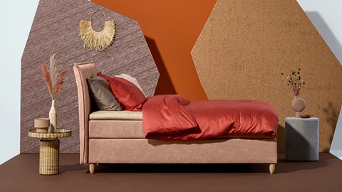 een bed met rode lakens en kussens