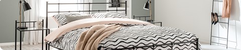 een bed met een roze deken