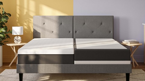 een bed met twee matrassen