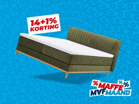 een bed met een wit laken en een wit laken erop