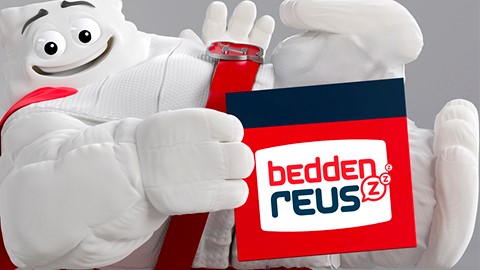 een persoon in een kledingstuk die een teken vasthoudt