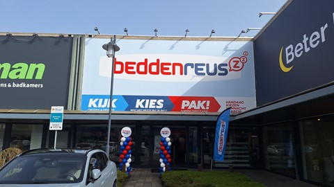 een gebouw met een bord aan de voorkant