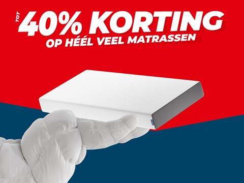 een hand die een wit voorwerp vasthoudt