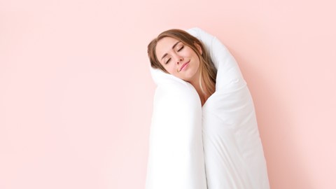 Een vrouw gewikkeld in een deken