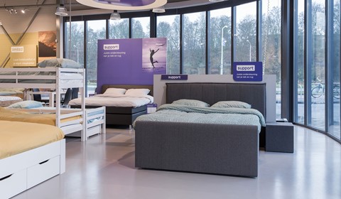 een kamer met bedden en ramen