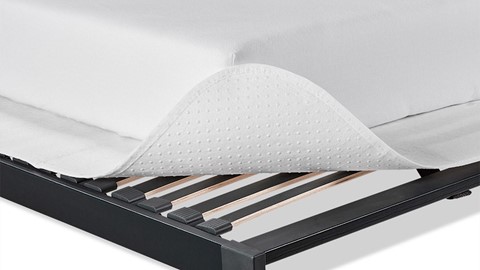 een matras op een bedframe