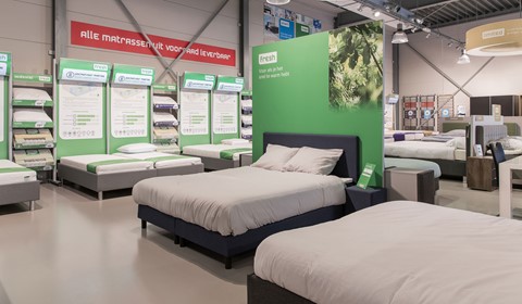 een kamer met bedden en uithangborden