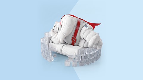 een witte kat met een cape en een rode cape op een bed
