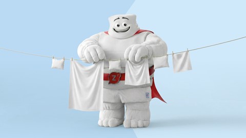 Iemand in een kledingstuk die kleding aan een touw vasthoudt